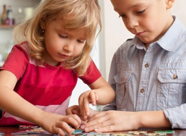 Come aiutare i bambini a fare i puzzles?